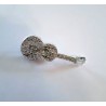 Broche argentée forme guitare