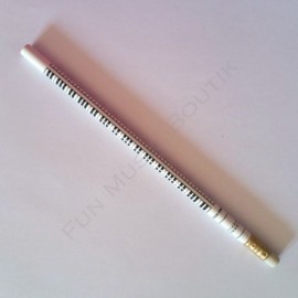 Crayon gris clavier piano blanc avec gomme